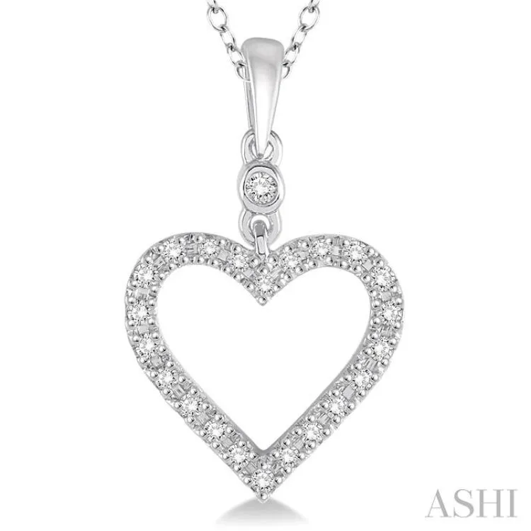 1/6 Ctw Round Cut Diamond Heart Pendant in 10K White Gold with Chain