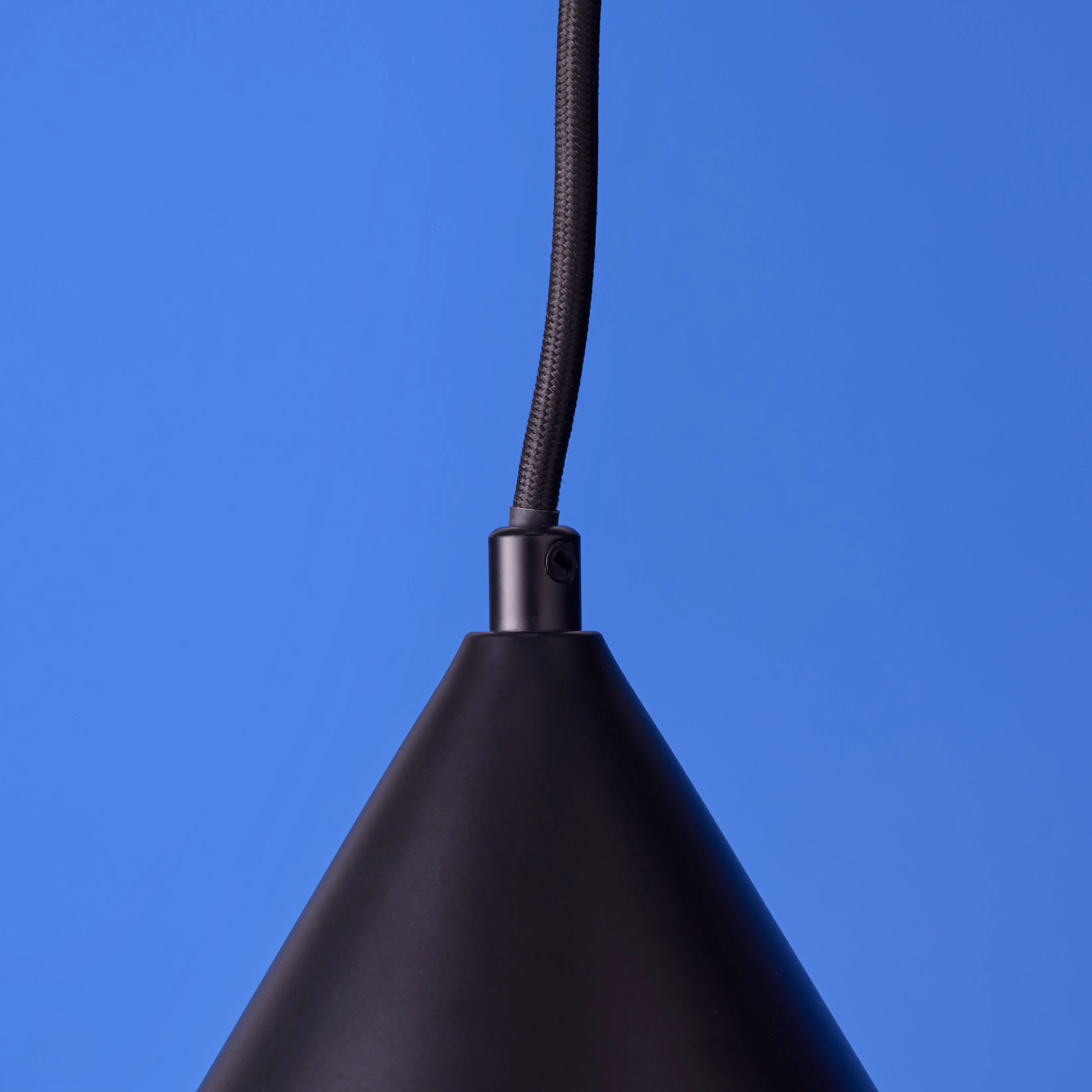 Sway pendant light in black