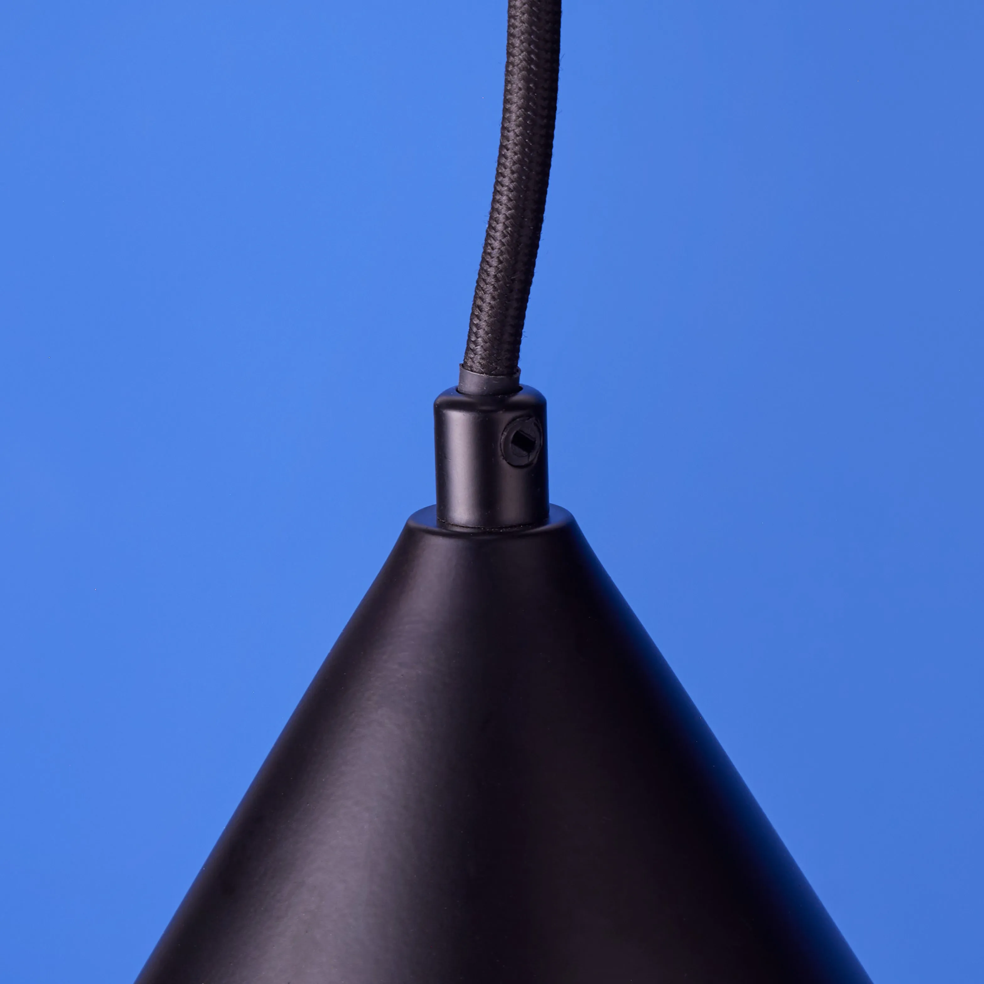 Sway pendant light in black