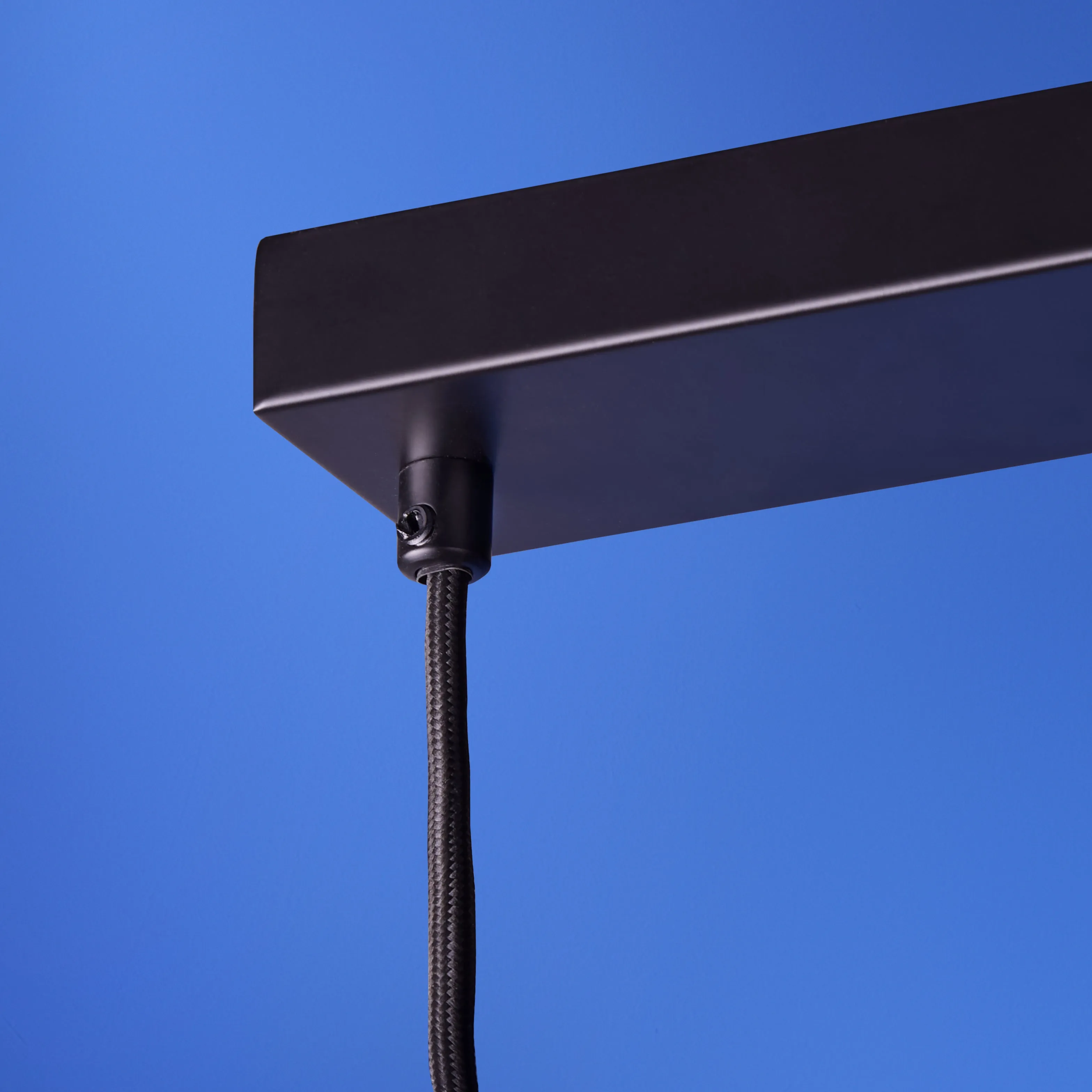 Sway pendant light in black