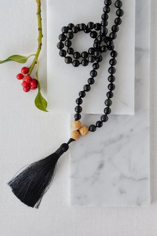 Xander Kostroma Black Obsidian 108 Mala Bead Prayer Necklace with Tassel – 100cm Meditation Necklace for Grounding, Protection & Spiritual Healing, Ideal for Yoga Enthusiasts & Mindfulness Practices